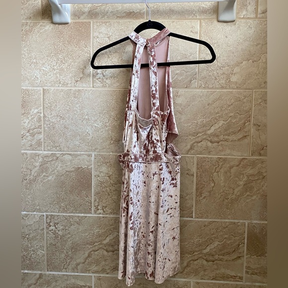 ✨HOLLISTER Cutout High-neck Velvet Skater Dress Pink Champagne Small - Picture 7 of 8